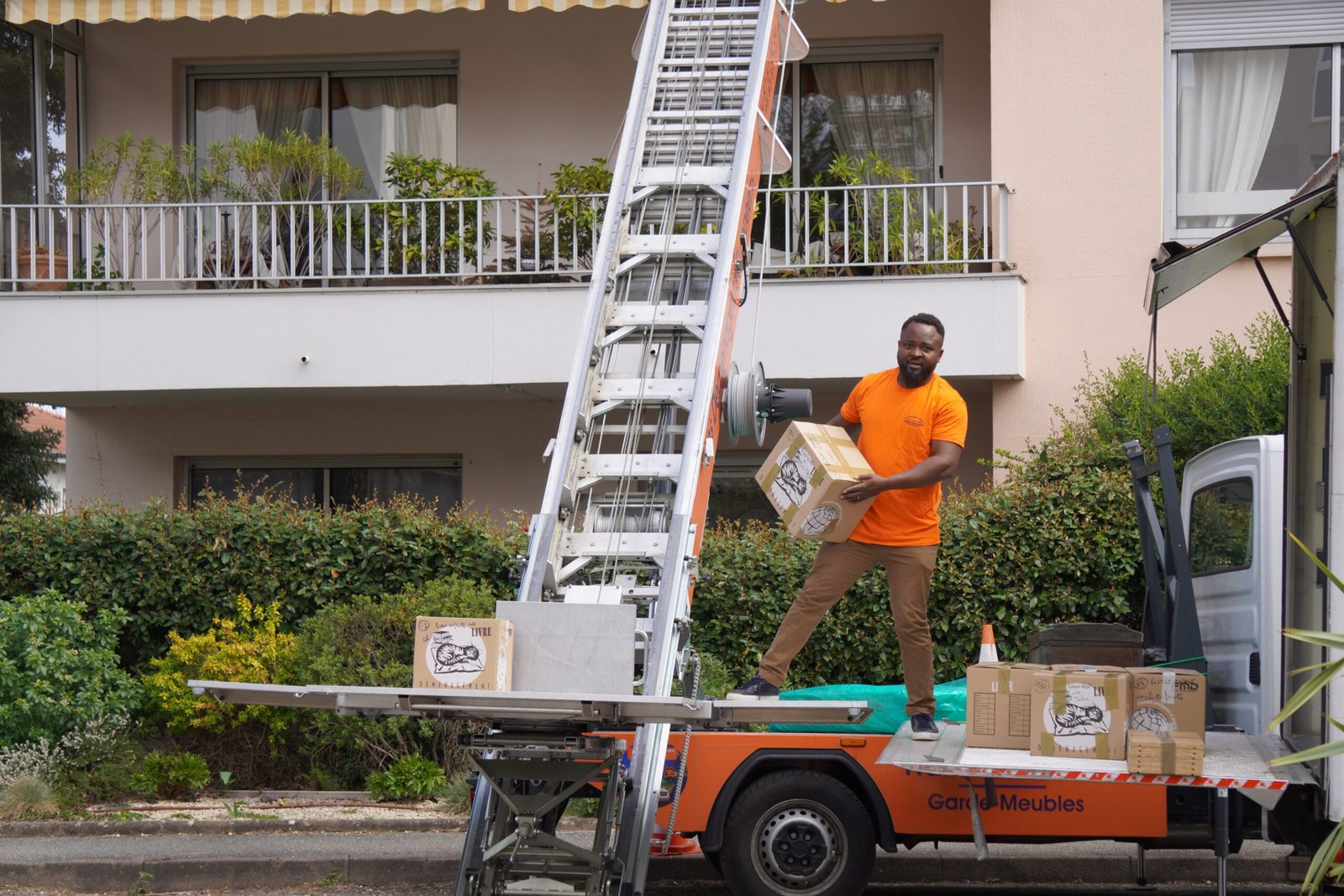 Déménageur à Lyon — chargement du camion